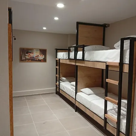 21 Hotel *